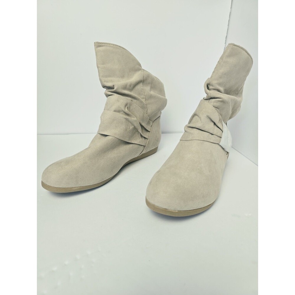 Cloudwalkers Women’s beige Boots Size 9W   Brand new.